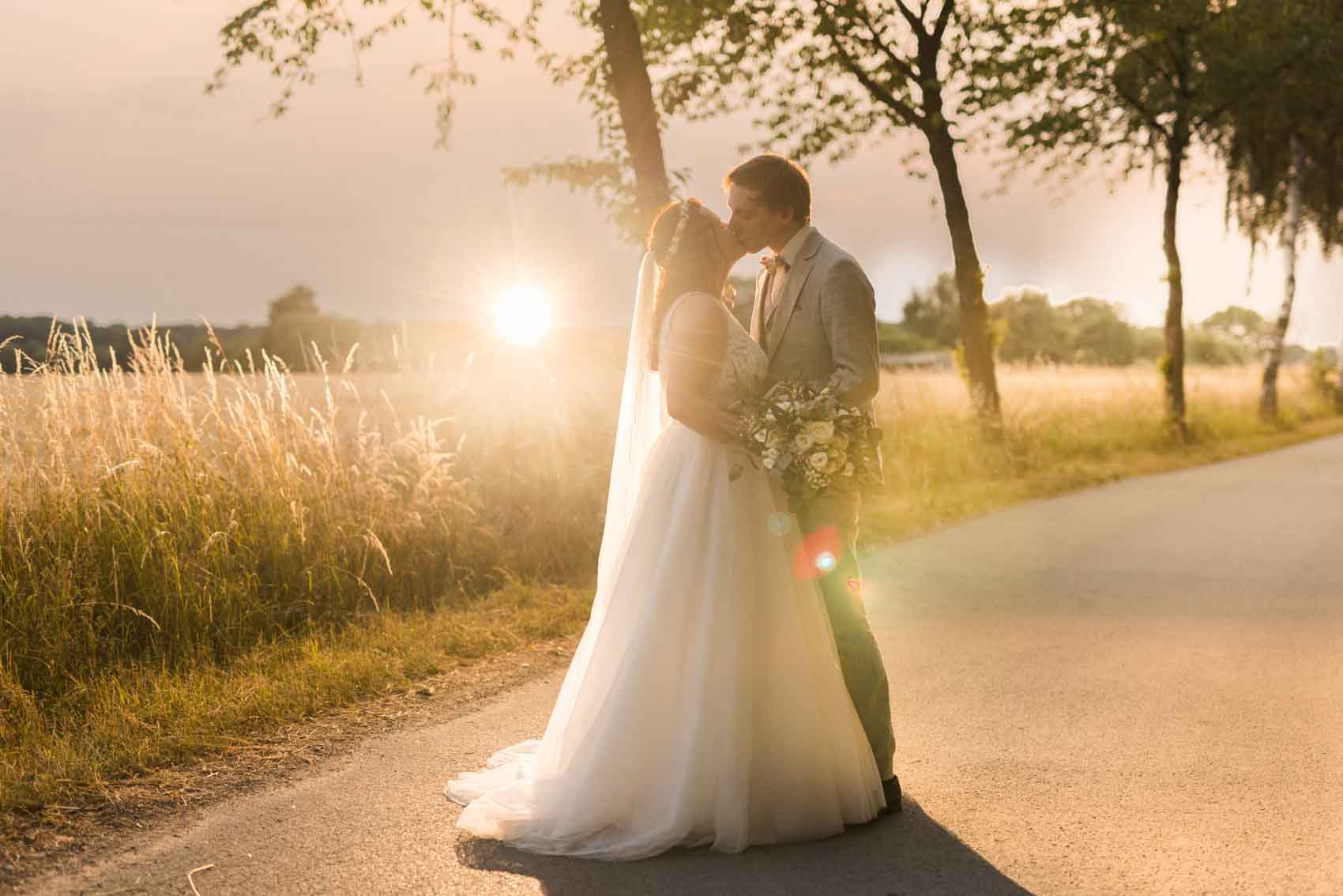 Brautpaar bei Hochzeitsfotoshooting im Abendlicht in der Nähe der Hochzeitslocation Seescheune am Bulderner See in Dülmen