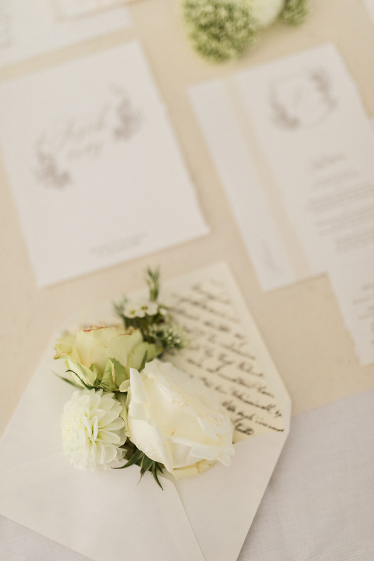 Innen bedruckter Umschlag gefüllt mit Blumen als Detail einer Hochzeitspapeteriesuite in creme und weiß, designt von Jubelzeiten