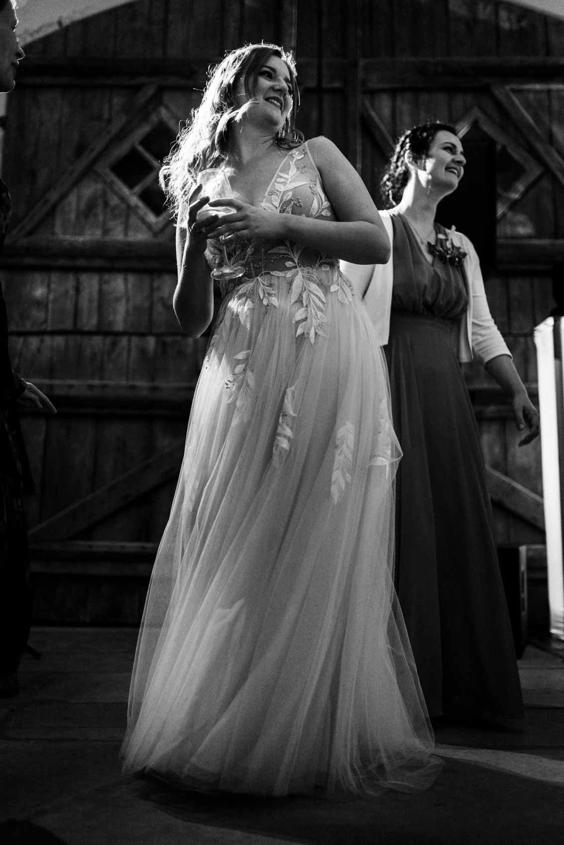 Tanzende Braut beim Hochzeitstanz im Saal der Hochzeitslocation Haus Runde in Billerbeck. 
