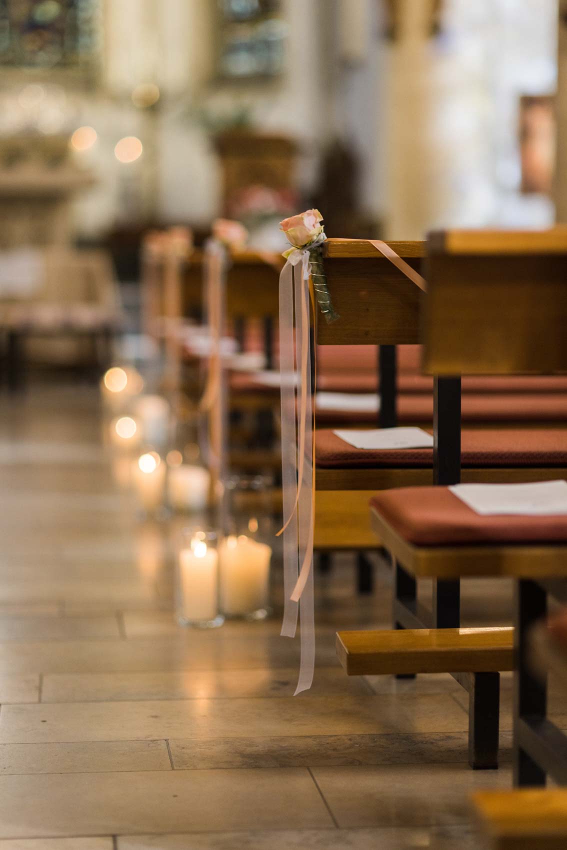 Dekoration mit Kerzen und Blumen bei kirchlicher Trauung in St. Nikolaus Kirche in Holtwick