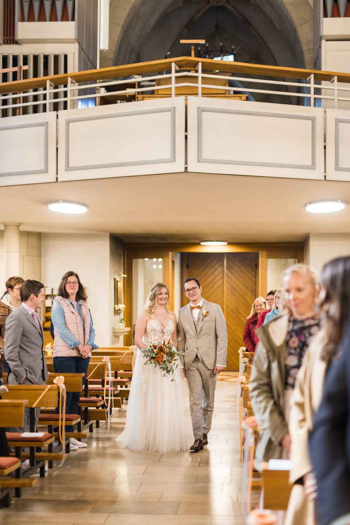 Einzug des Brautpaares bei Hochzeit in der St. Nikolaus Kirche in Holtwick