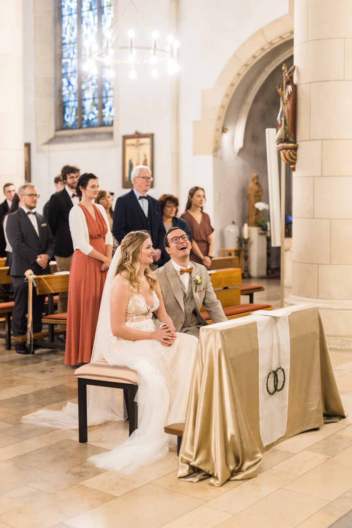 Lachendes Brautpaar bei Hochzeit in der St. Nikolaus Kirche in Holtwick