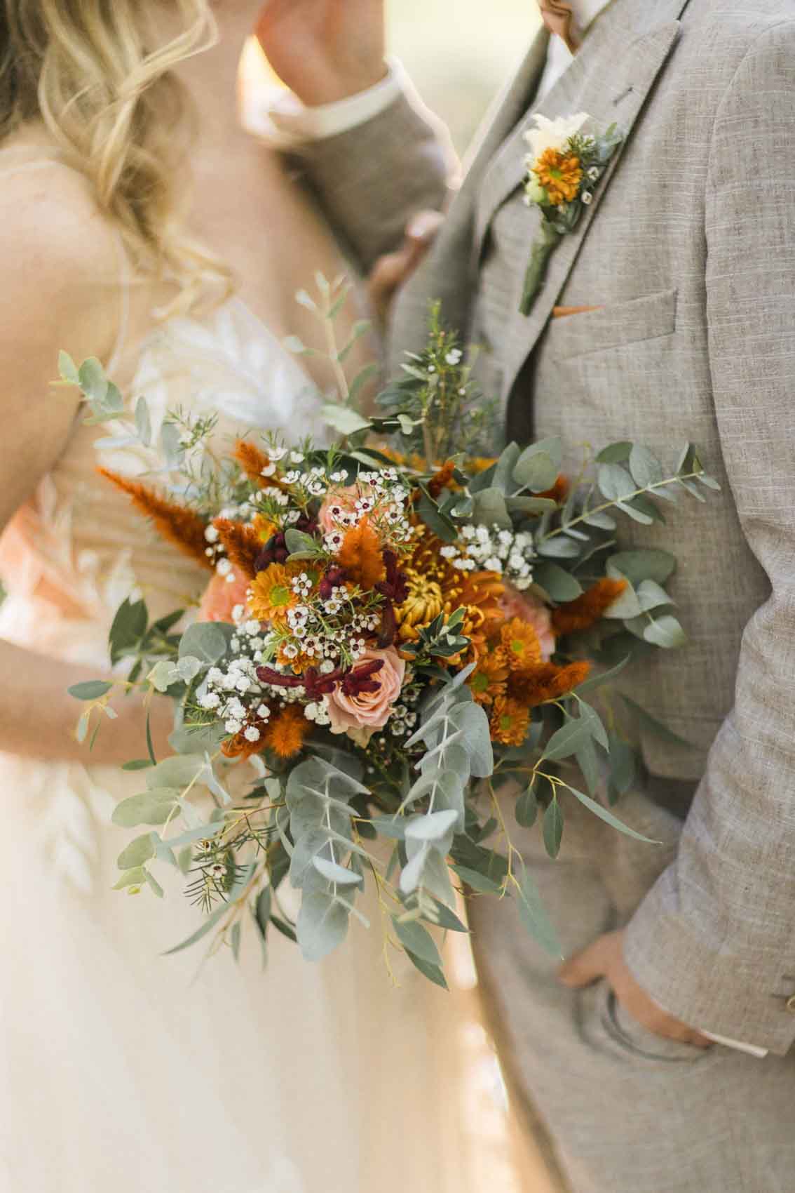 Brautstrauß mit peachfarbenen Rosen und Dahlien in orange
