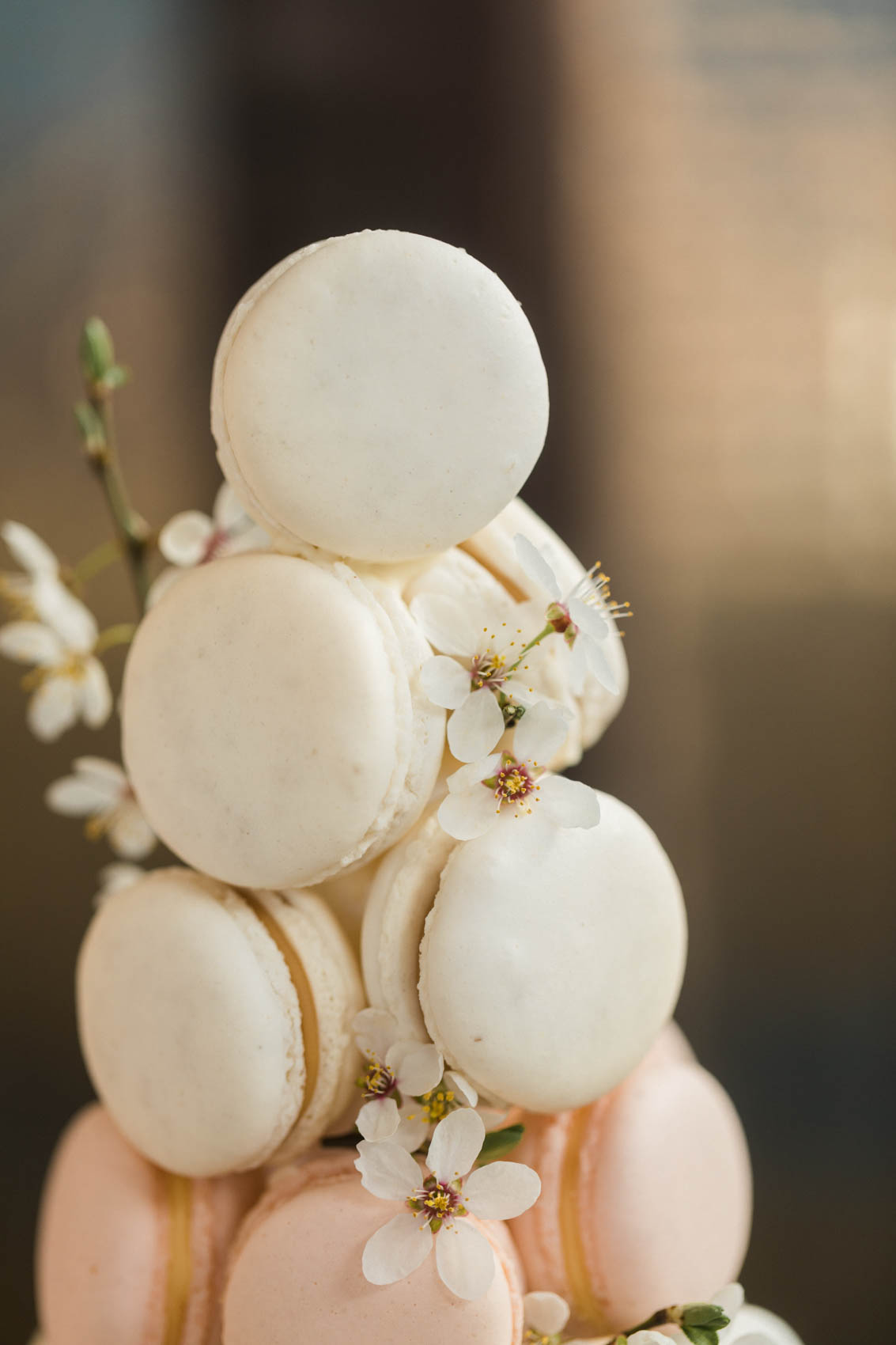  Macaron Turm in weiß und peach bei Hochzeit auf Hof Frien in Uchte