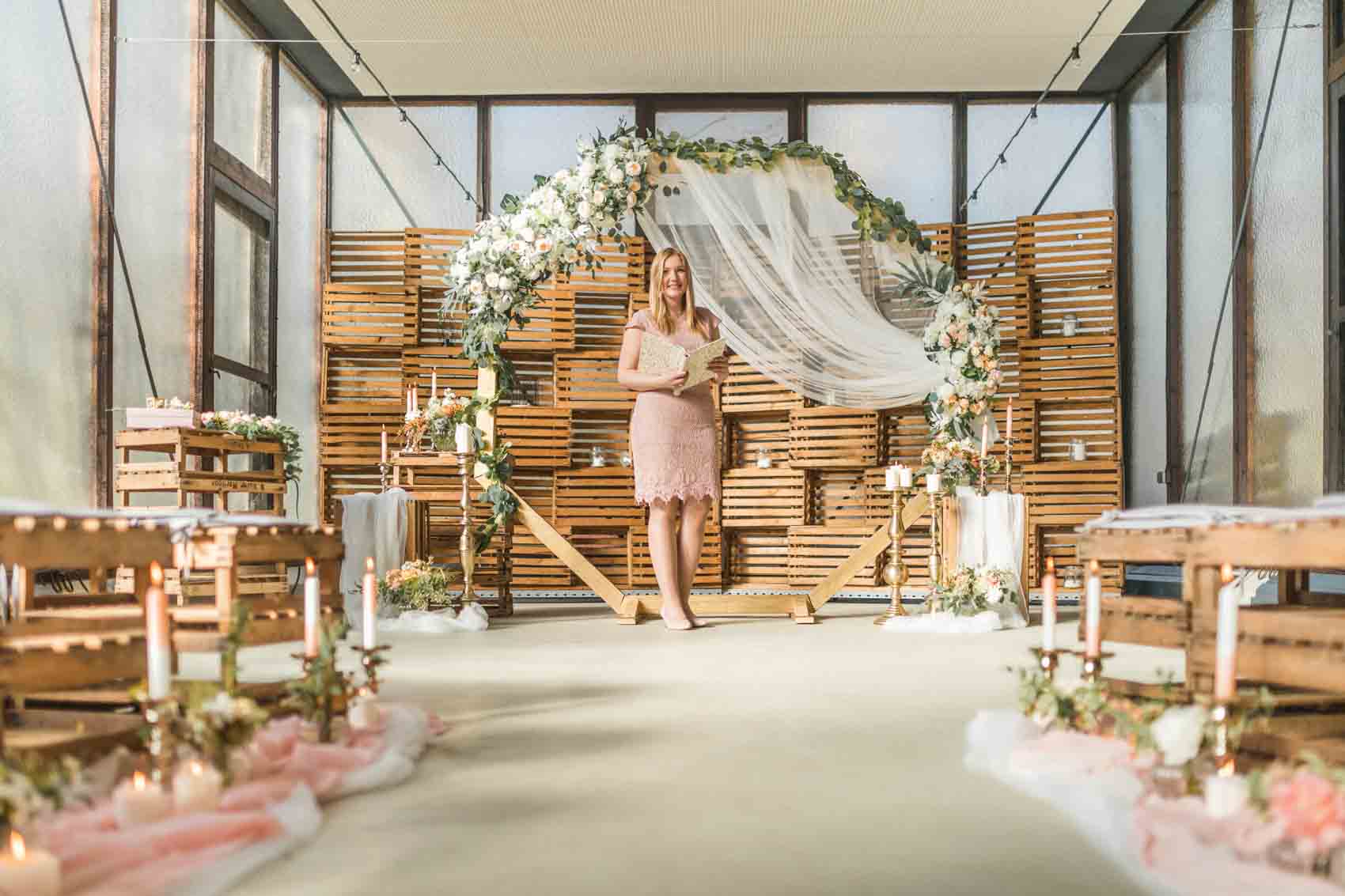 Hochzeitsrednerin Larissa Naujoks vor Traubogen bei einer freien Trauung auf Hof Frien
