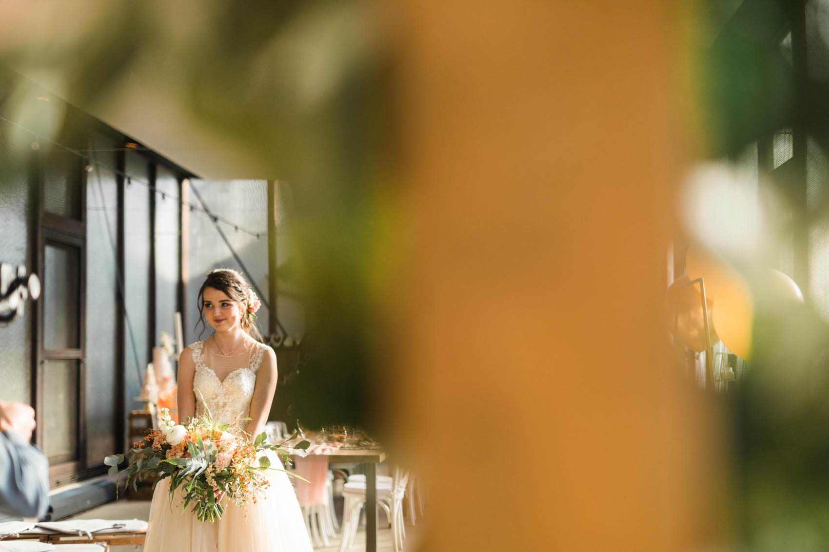 Braut schreitet bei freier Trauung auf Hof Frien zum Altar