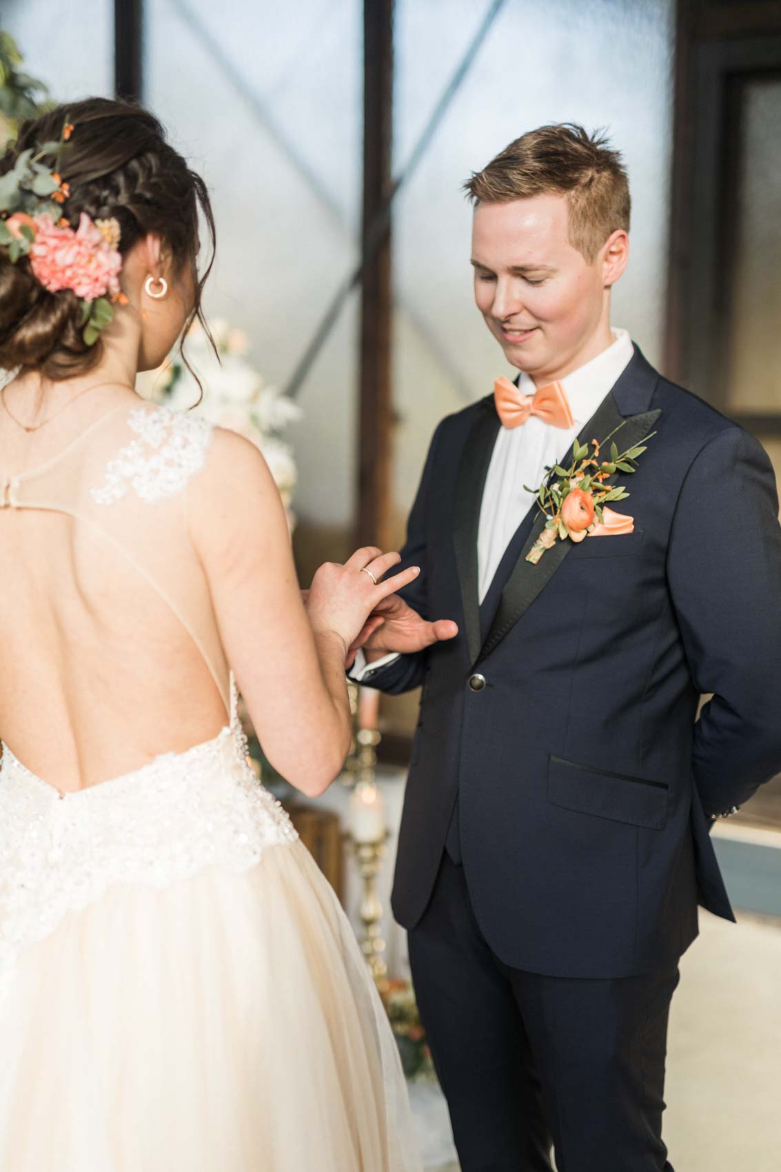 Braut steckt Bräutigam bei Hochzeit auf Hof Frien Ring an