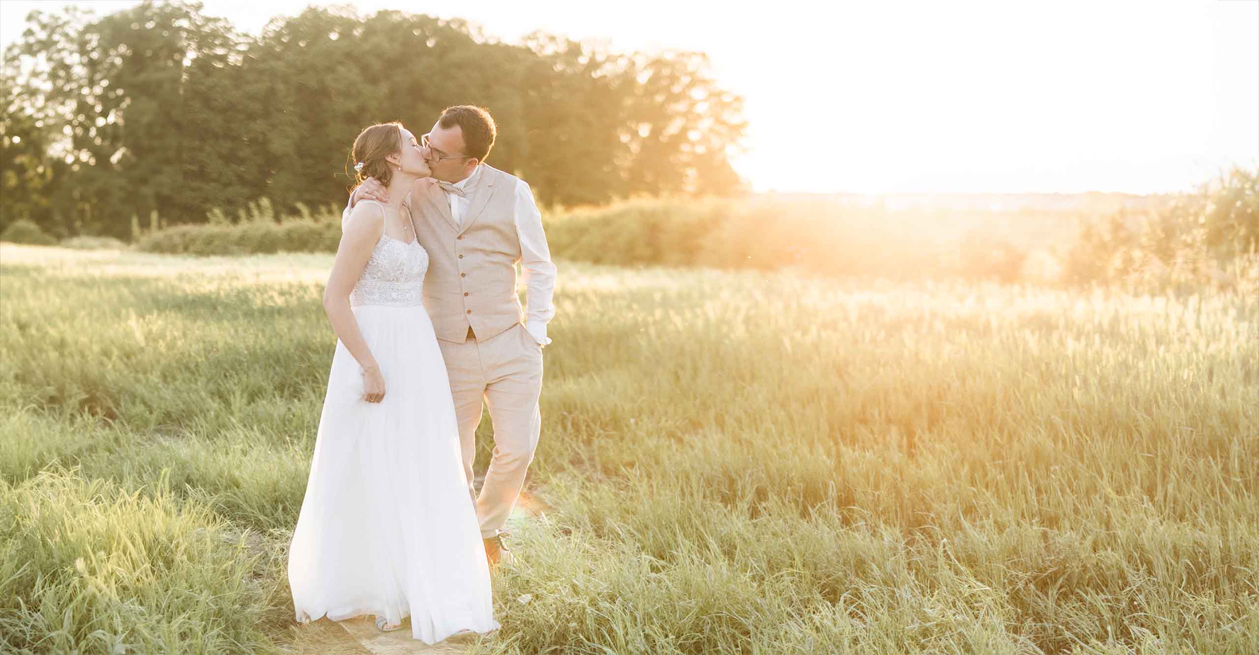 Hochzeitspaar in Ascheberg auf dem Feld in der Nähe von Frenkings Tenne im Sonnenuntergang