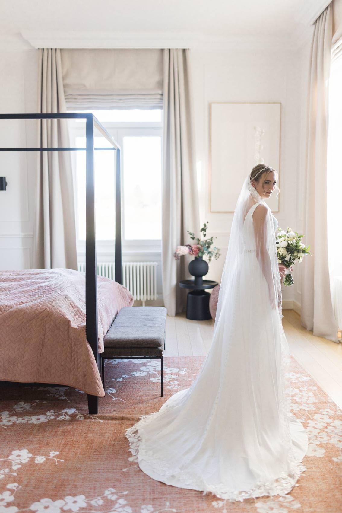 Braut in der Hochzeitssuite von Gut Kump in Hamm